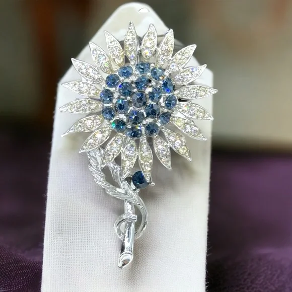 Vintage Signed Lisner Sapphire Blue & Clear Rhinestones Flower Brooch - Picture 2 of 8